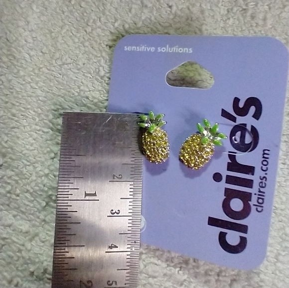 Yellow 💛 green 💚 pineapple 🍍 crystal 🔮 earrings Claire's sensitive solutions - Picture 2 of 3
